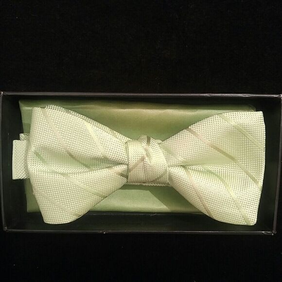 MEN'S LARR BRIO BOW TIE AND HANKY SET - Picture 1 of 2